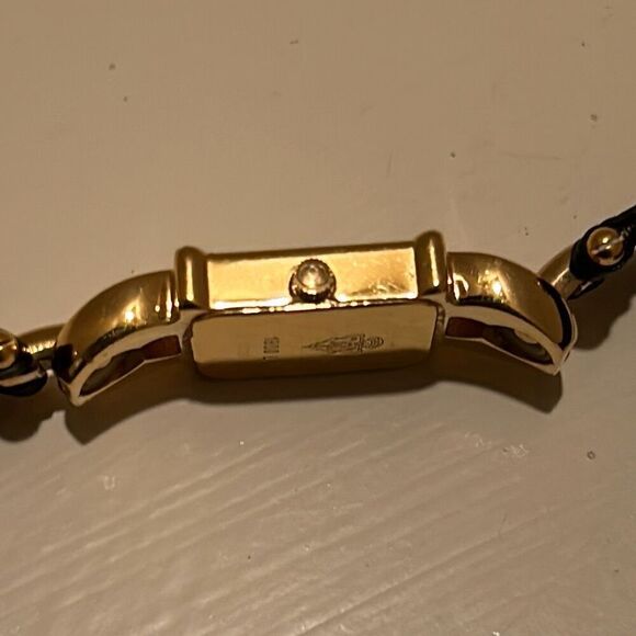 Gucci 1800L Gold Square Face Bracelet Wrist Watch Embossed Leather Band Classy - Picture 12 of 13